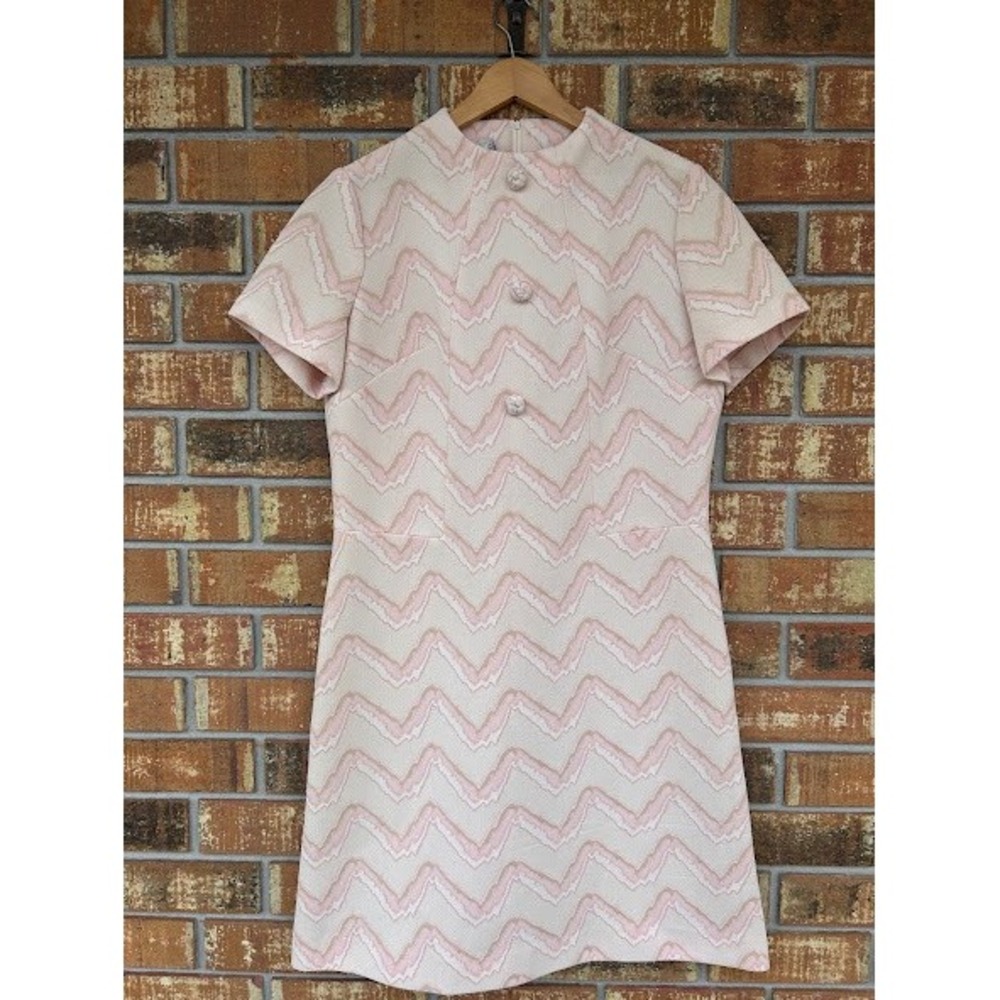 Vintage Lampl Pink Chevron Mod Shift Dress Short Sleeve Mock Neck 60s Retro - Picture 2 of 7